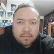 Profesor de matematica imparte clase a niños de bachillerato